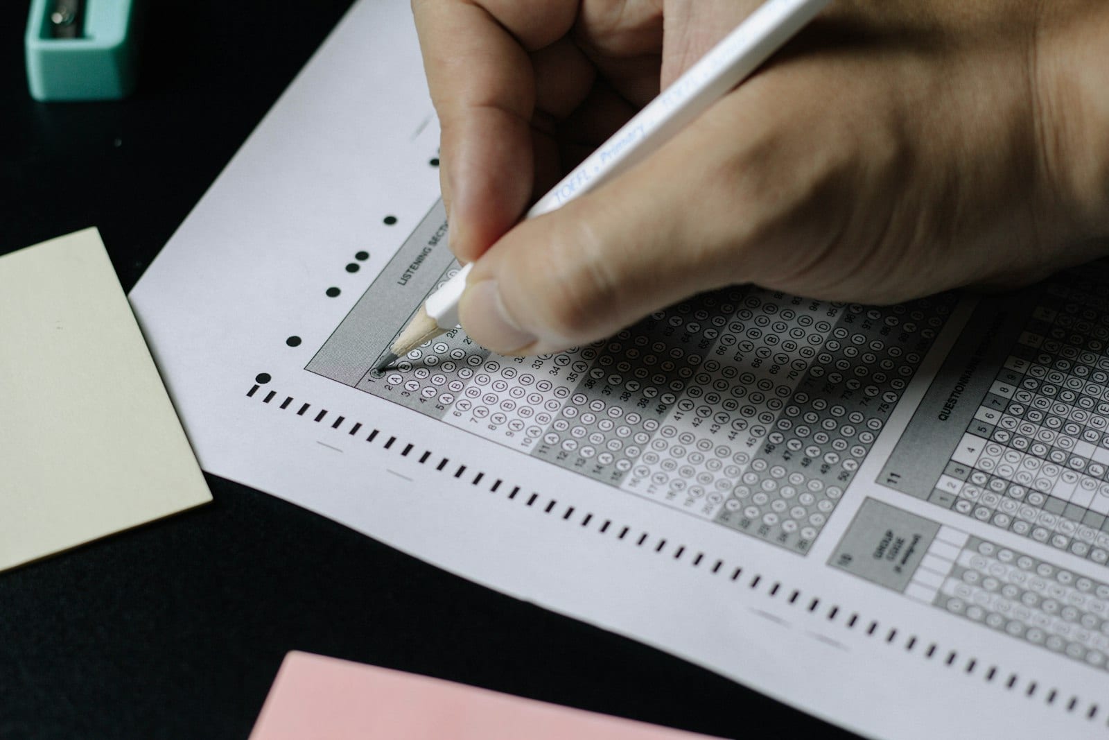 Ceremonia de premios con el público eligiendo al ganador por votación desde el móvil